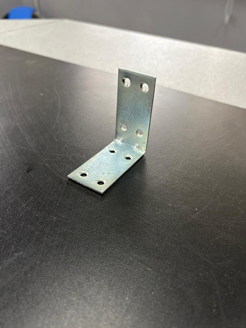 PIASTRINA GIUNZIONE AD ANGOLO 8 FORI ZINCATA 100x100